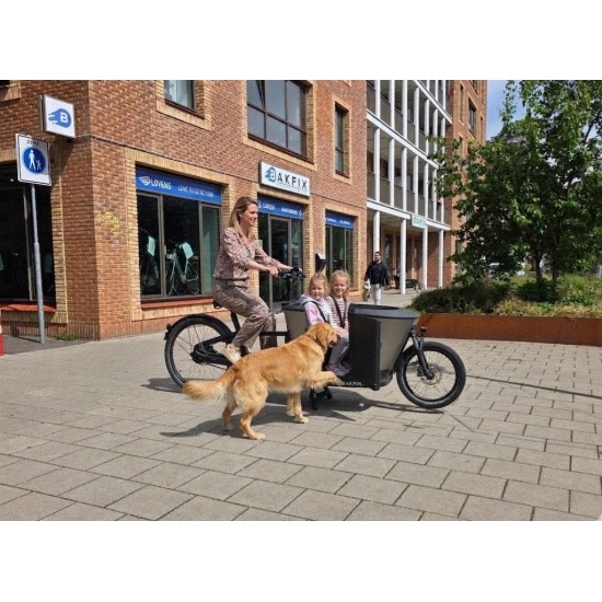 Elektrische Carqon bakfiets met deurtje hondenbakfiets