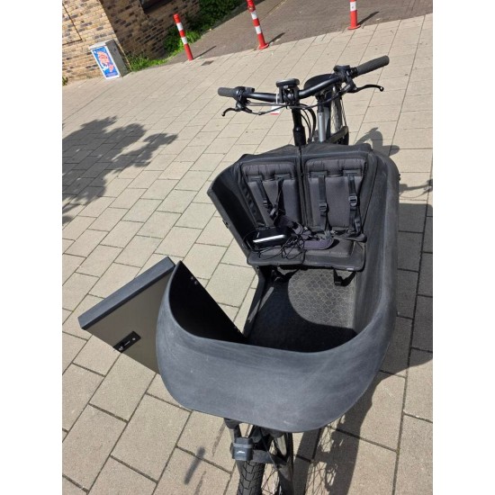 Elektrische Carqon bakfiets met deurtje hondenbakfiets